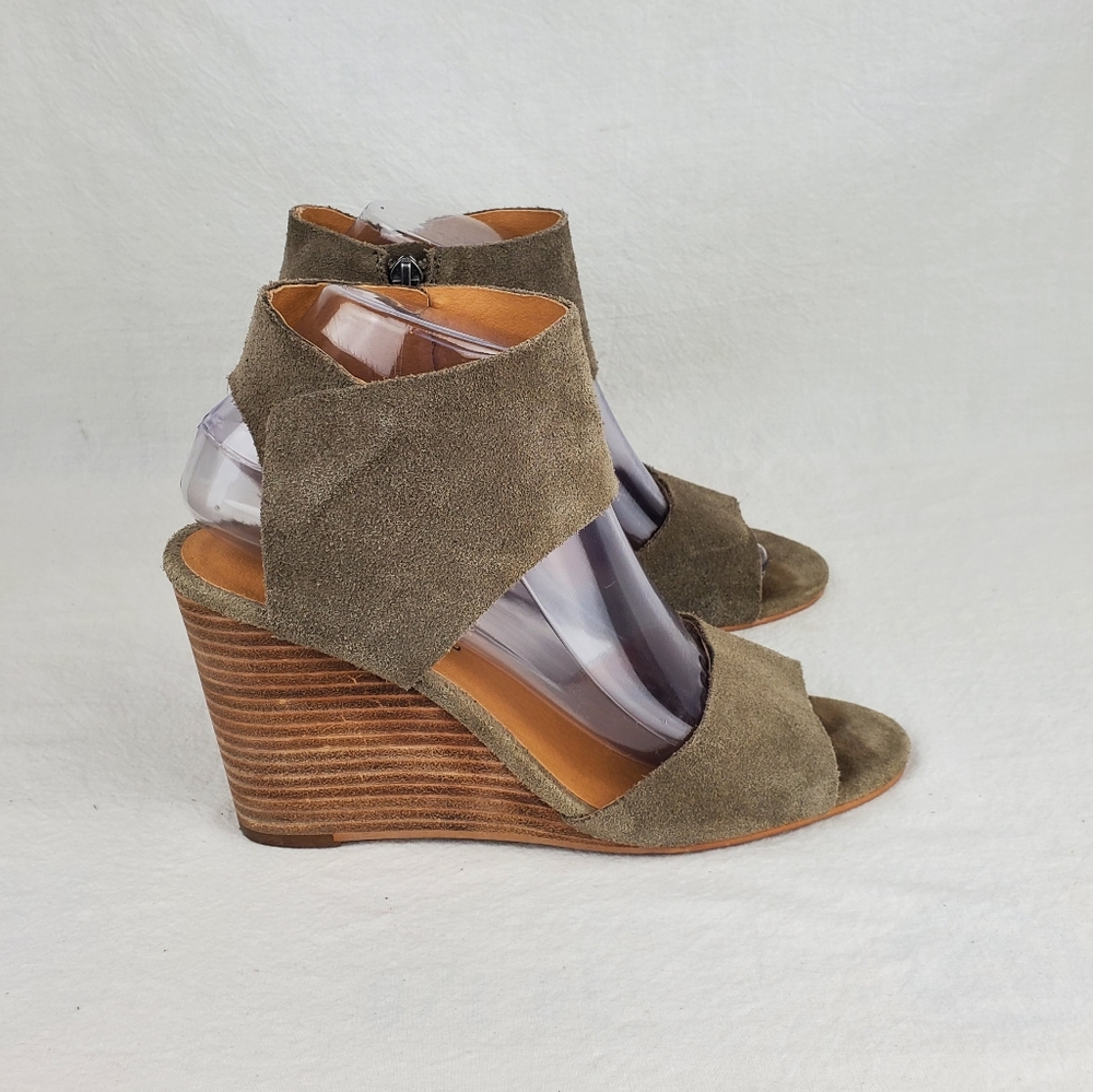 Lucky Brand Rittly taupe leather wedge sandals size 8M